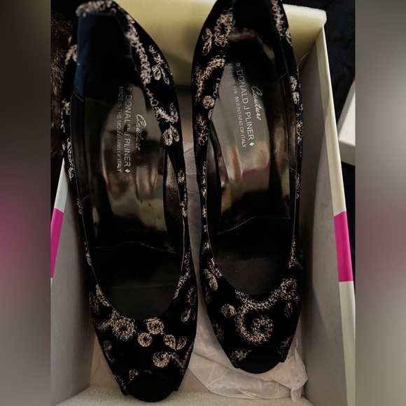 Elegant Black and Gold Velvet Heels - Picture 2 of 5